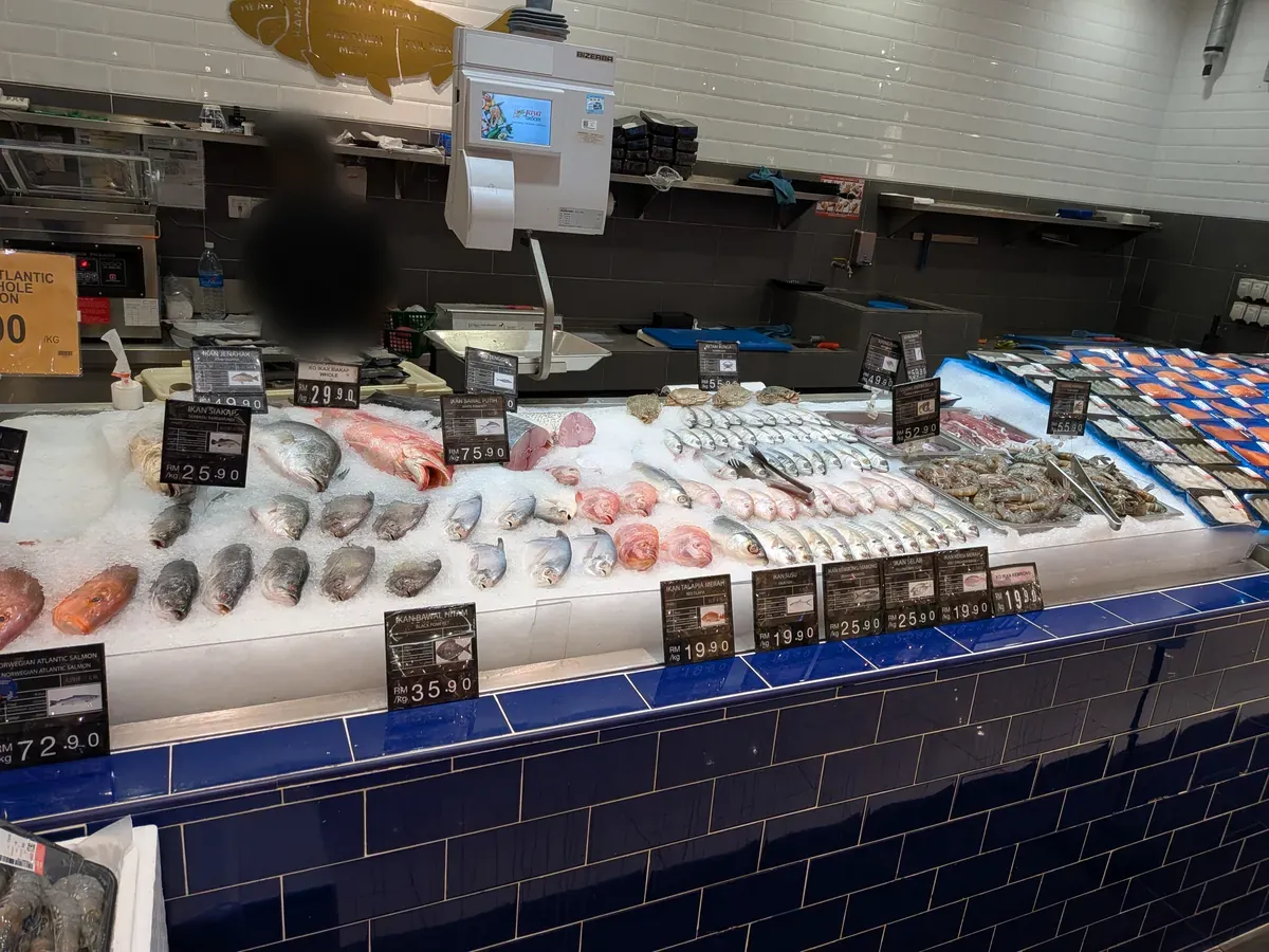 地下のスーパーJaya Grocerの鮮魚コーナー。氷の上に現地の魚が並ぶ