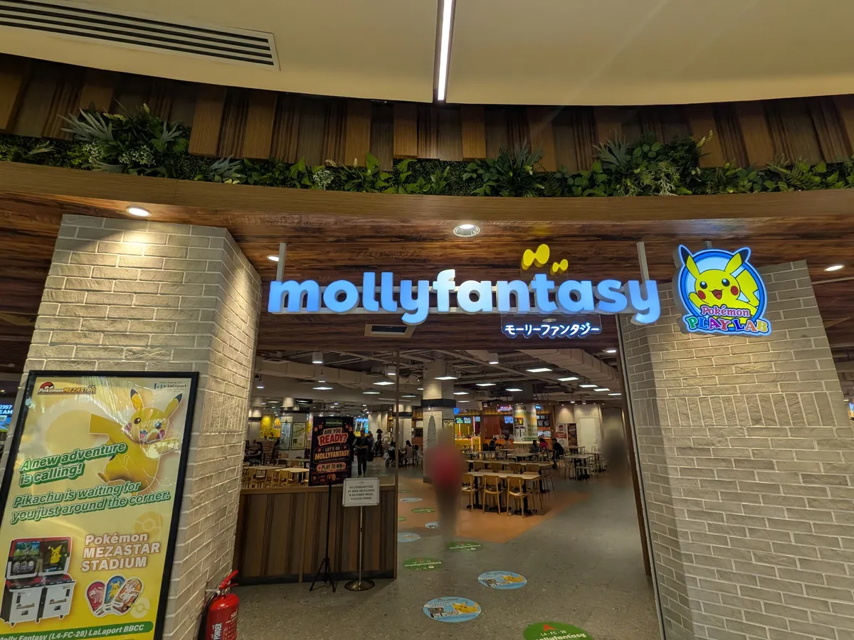 屋内遊戯施設モーリーファンタジーの入口とポケモン メザスタ スタジアムの案内