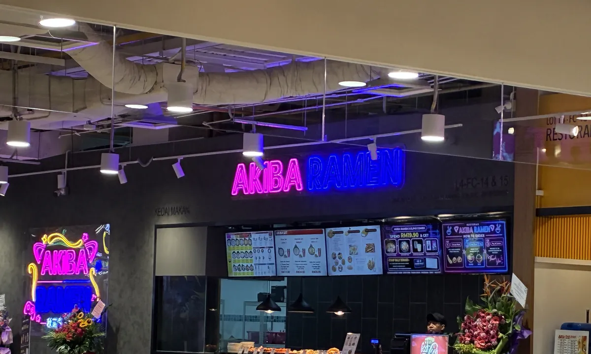 フードコートのAKIBA RAMENの店構え。ネオンサインが光る