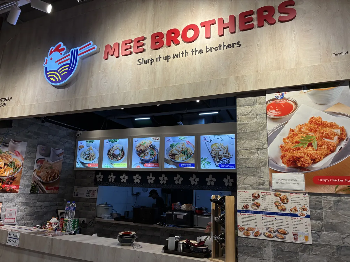 フードコートのMEE BROTHERSの店構え。NO PORK NO LARDの表示がある