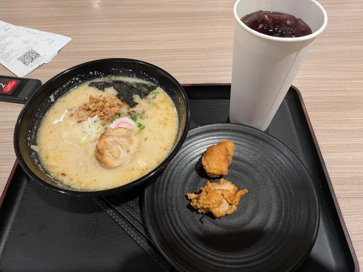 フードコートのラーメンと唐揚げ、ドリンクが乗ったトレー