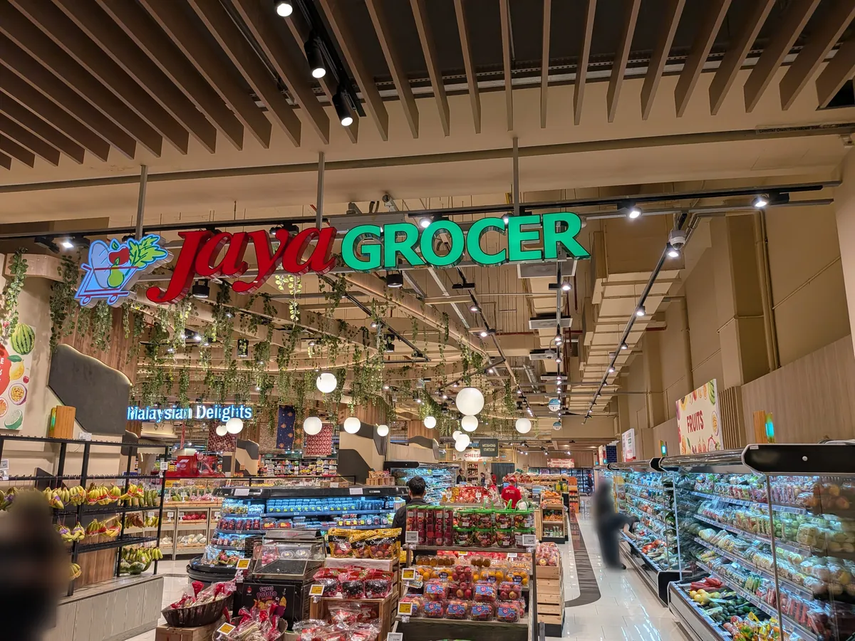 地下のスーパーマーケット Jaya Grocer の入口