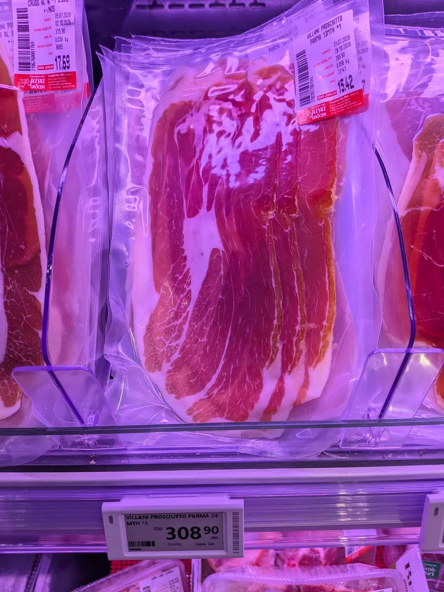 ノンハラル区画で販売されているパルマ産の生ハム。kg単位の値札が付く