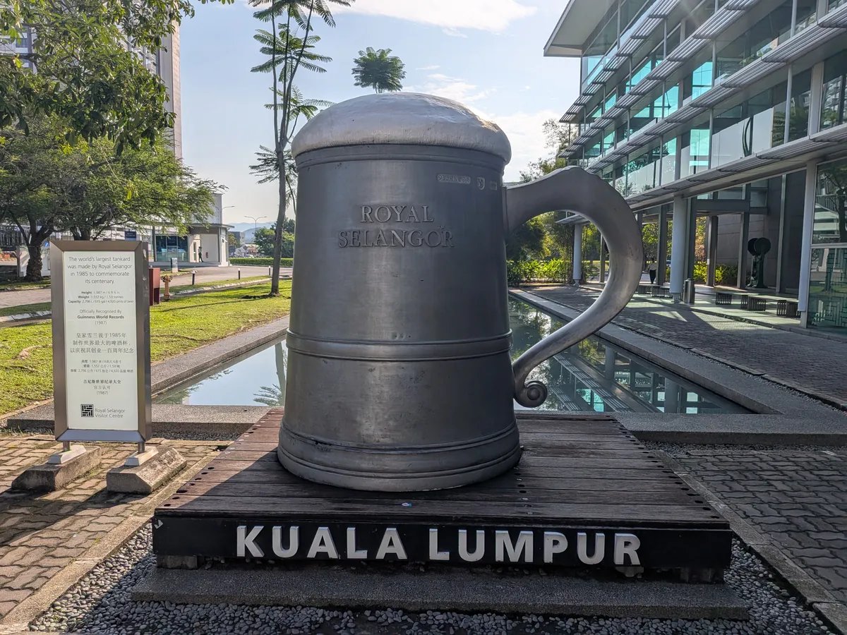 ギネス認定の世界最大のピューター製タンカード。台座に KUALA LUMPUR の文字