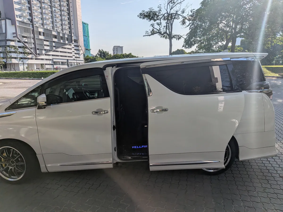 クアラルンプール市内からGrabで手配した大型ワンボックス車。スライドドアを開けた状態