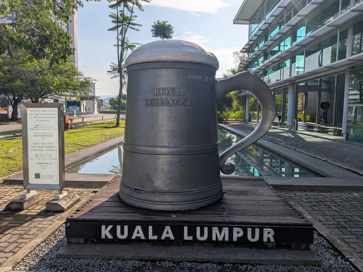 ギネス認定の世界最大のピューター製タンカード。台座に KUALA LUMPUR の文字