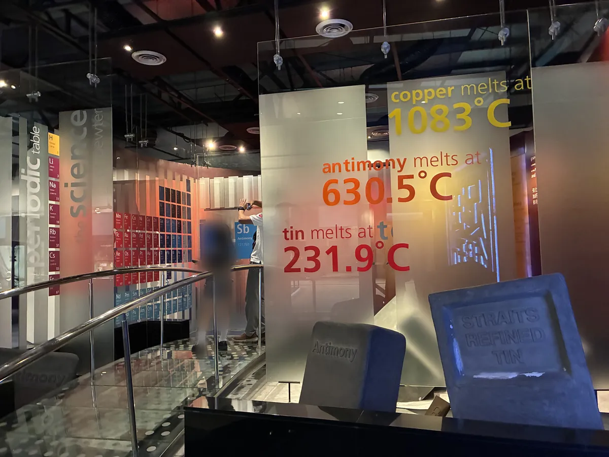 金属の融点を示す展示。錫231.9℃、アンチモン630.5℃、銅1083℃と大きく表示されている