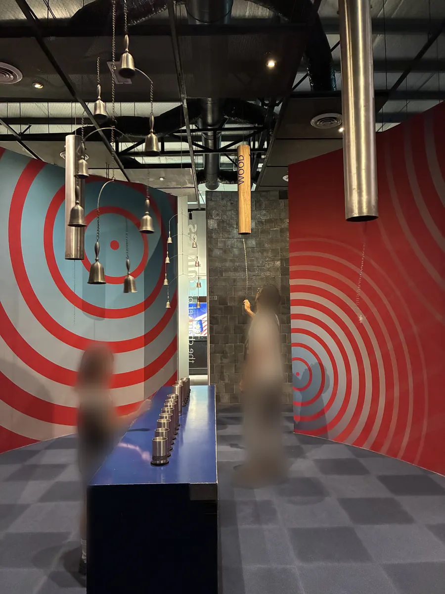 Chamber of Chimes でスタッフに教わりながらピューターの管を叩いて音を鳴らす
