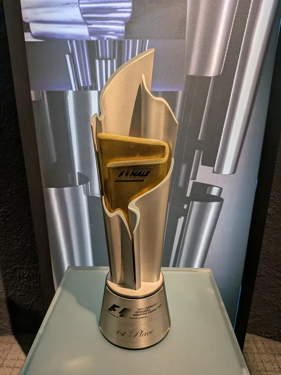 ロイヤル・セランゴールが製作したF1ペトロナス・マレーシアグランプリの優勝トロフィー