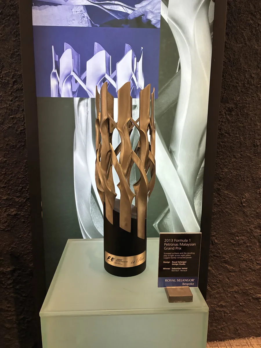 2013年F1ペトロナス・マレーシアGP優勝トロフィーの実物展示。優勝はセバスチャン・ベッテル