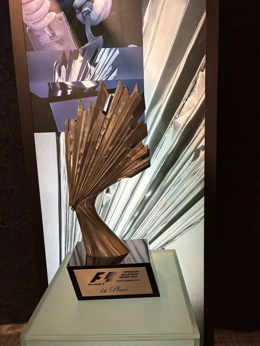 扇状にピューターを広げたデザインのF1ペトロナス・マレーシアGP優勝トロフィー