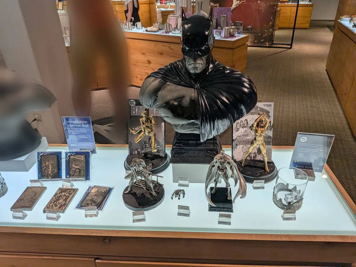 ショップに並ぶDCコミックスのバットマンなどキャラクターのピューター製フィギュア