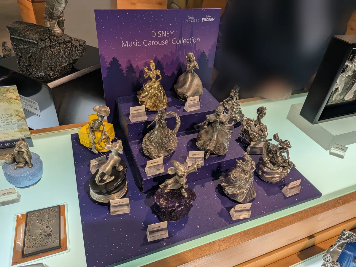 ディズニーのミュージックカルーセルコレクションのピューター製フィギュア売り場