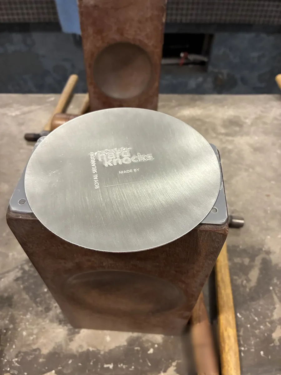 自分で叩いて完成させたピューターの皿。裏面に hard knocks / ROYAL SELANGOR の刻印
