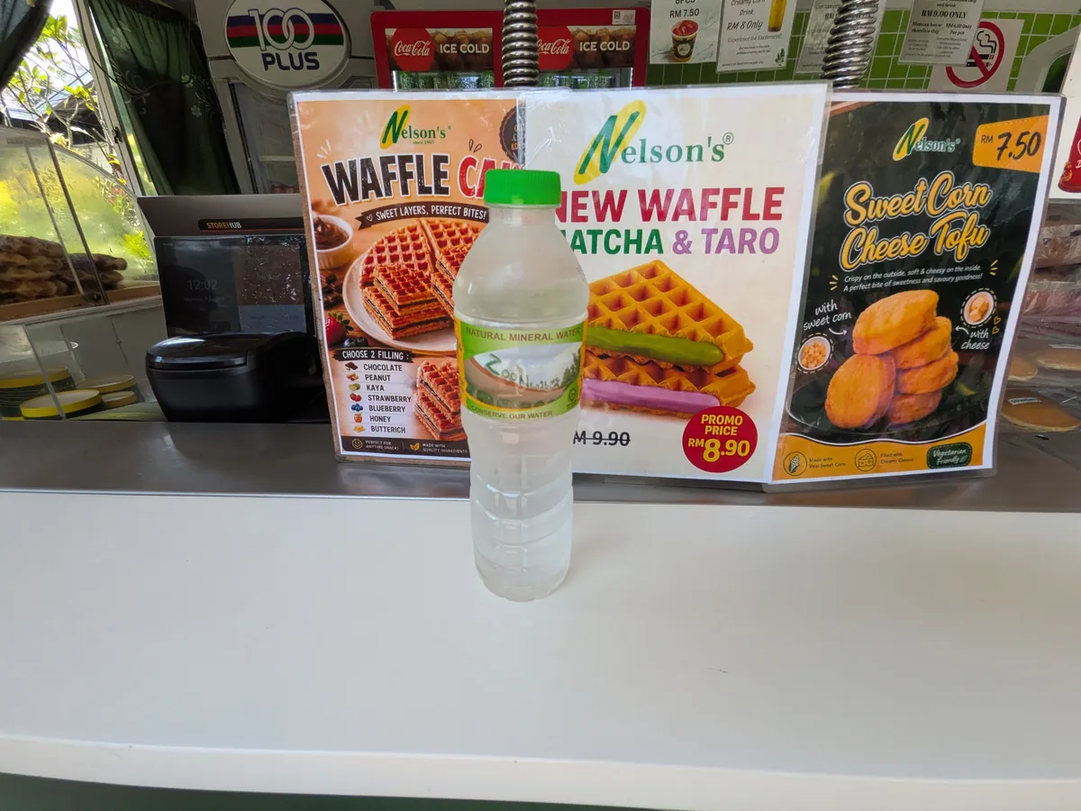 園内の売店カウンター。ワッフルやドリンクのメニューが並ぶ