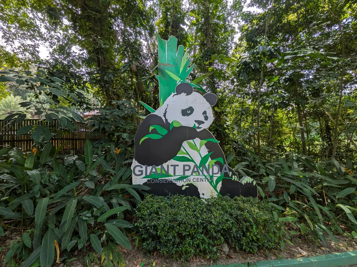 GIANT PANDA CONSERVATION CENTRE の大きなパンダのサインボード