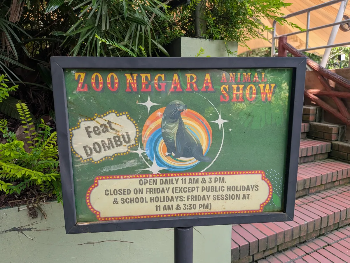 ZOO NEGARA ANIMAL SHOW の案内看板。開催時刻が書かれている