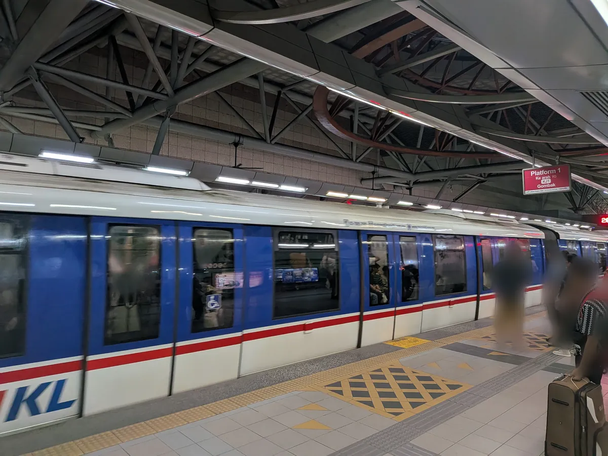 クアラルンプールのLRT駅ホームに入ってきたrapidKLの列車