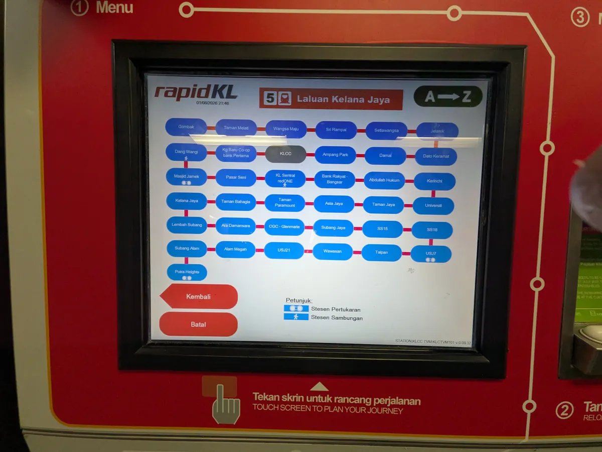 券売機のタッチパネル。Laluan Kelana Jayaの路線図から行き先の駅を選ぶ画面
