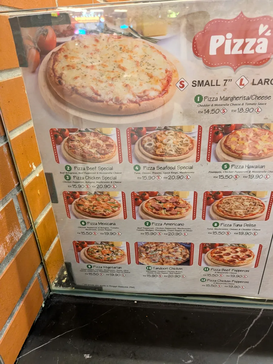 PIZZA & CAFE MILANO のピザメニュー。スモール7インチとラージの価格が並ぶ