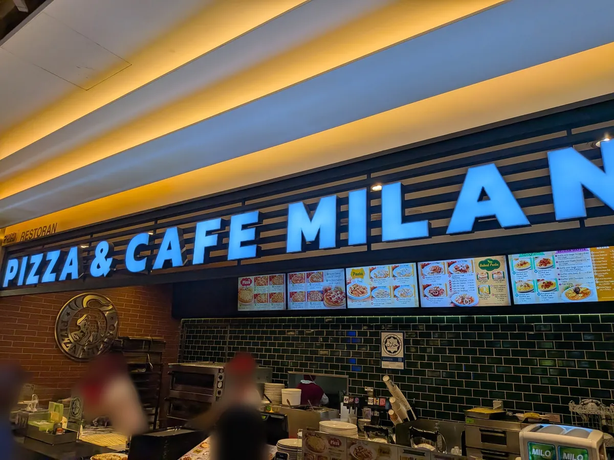フードコートのイタリアン店 PIZZA & CAFE MILANO の青い看板