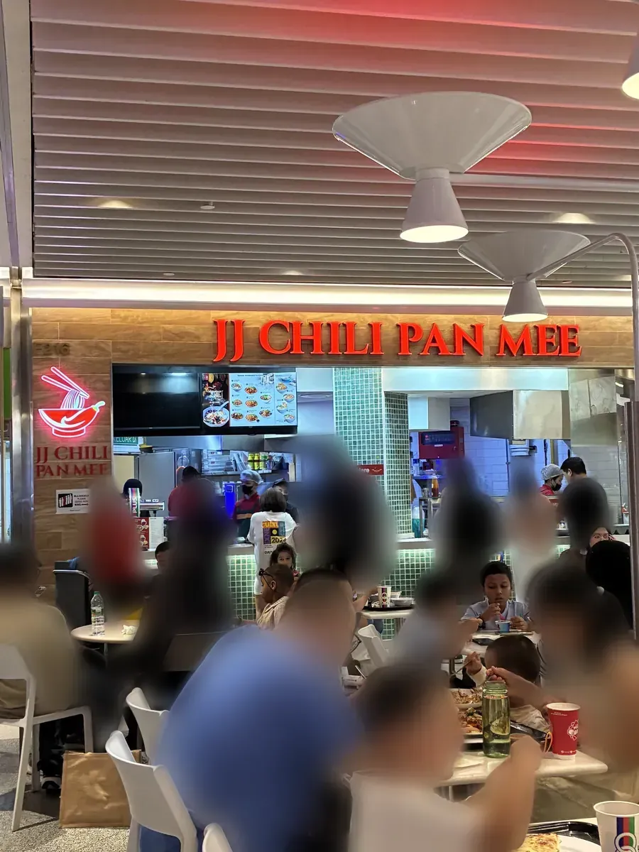 JJ Chili Pan Mee の店舗とSignatures Food Courtの客席