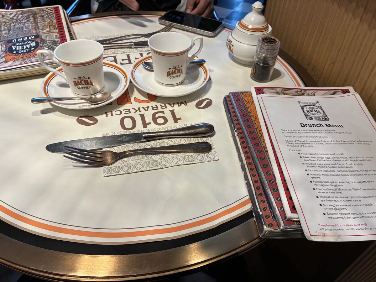 バチャコーヒーのテーブルセット。カップ2客とカトラリー、ブランチメニュー