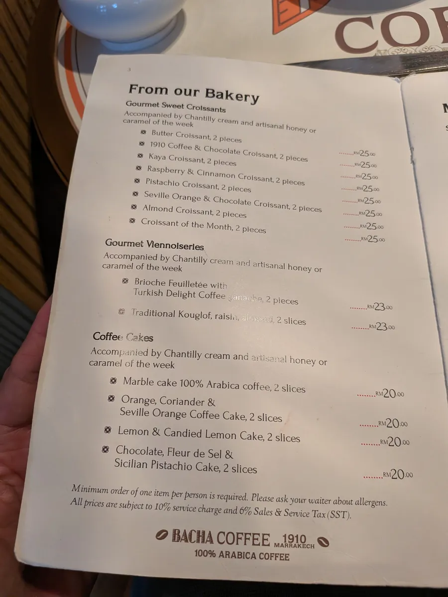 バチャコーヒーのベーカリーメニュー。クロワッサンやコーヒーケーキの価格が並ぶ