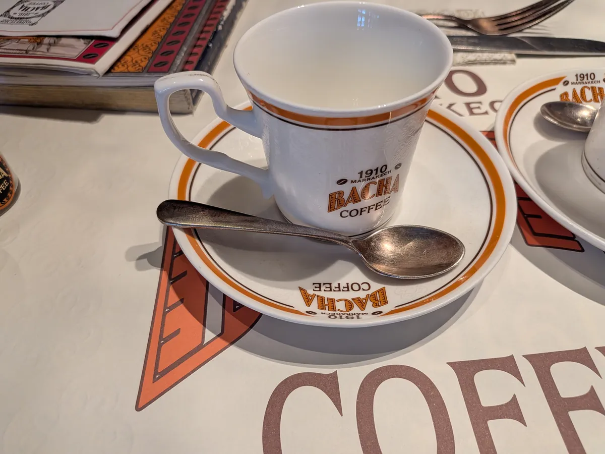バチャコーヒーのロゴが入ったカップとソーサー、スプーン