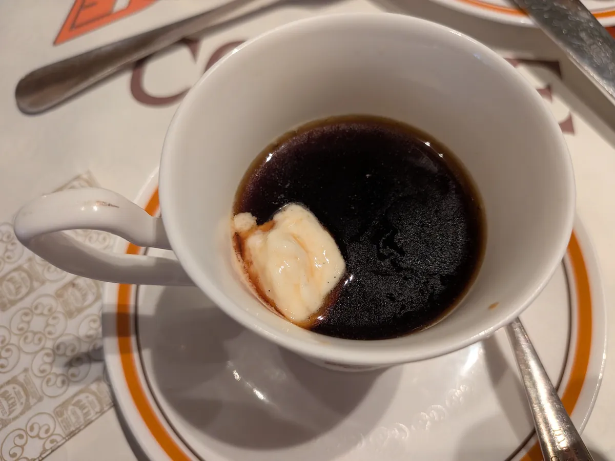クリームをひとさじ落としたバチャコーヒーの一杯