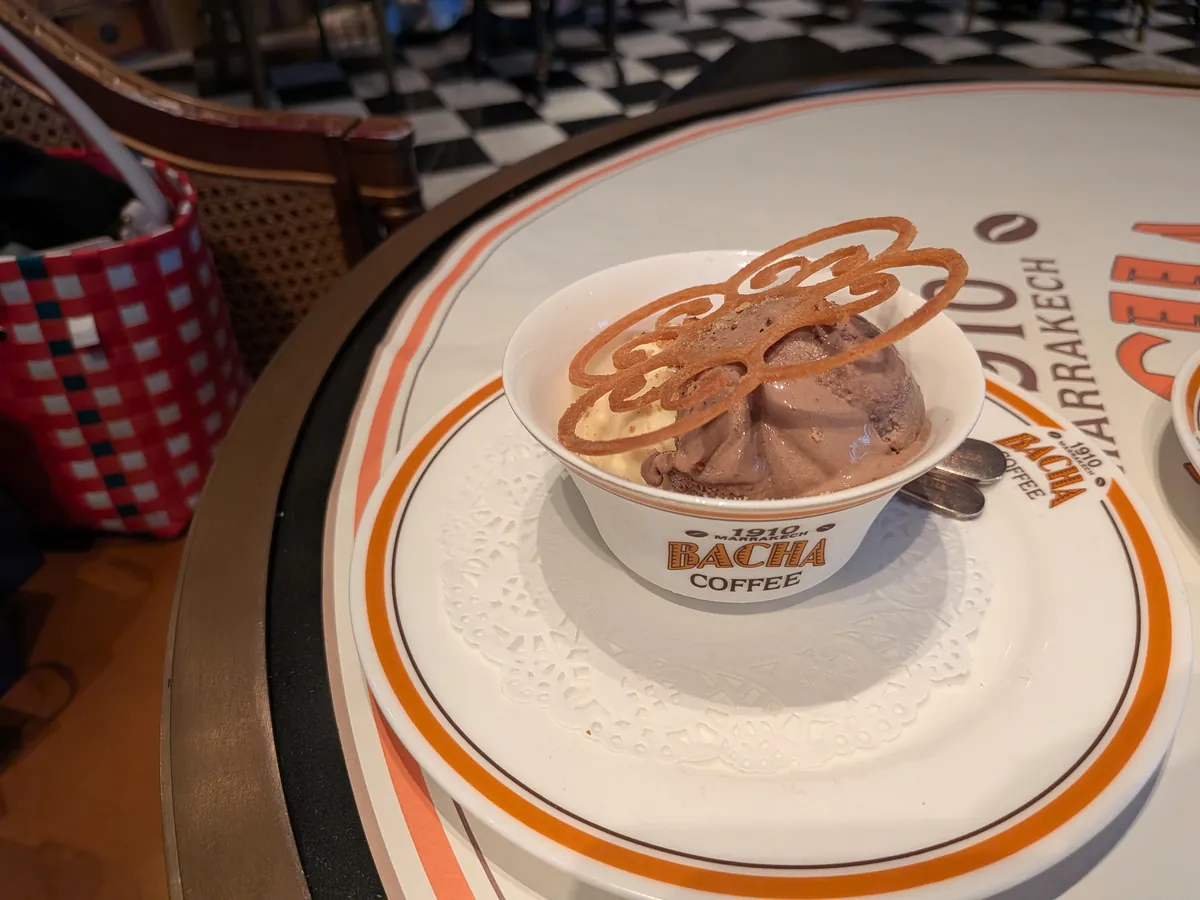 バチャコーヒーのロゴ入りの器で出てきたチョコとバニラのアイスクリーム