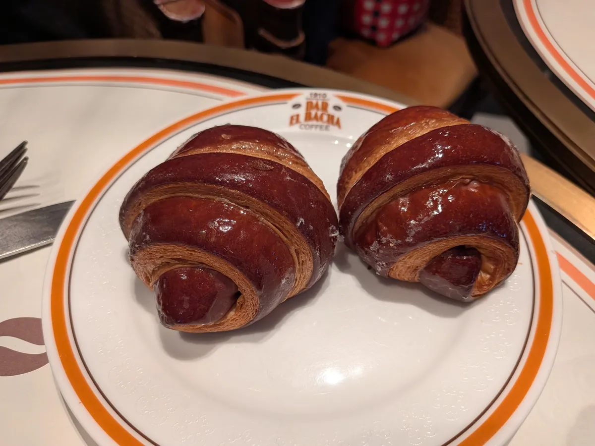 つやつやに焼き上がった濃い飴色のクロワッサン2個