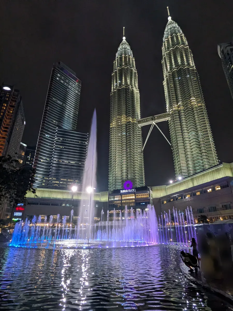 ペトロナス・ツインタワーと噴水を縦構図で収めた夜景