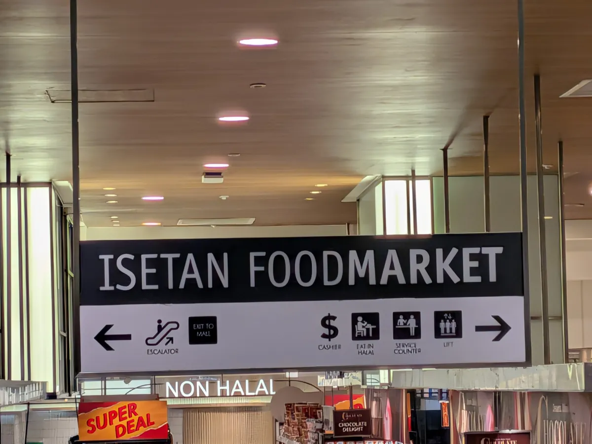 スリアKLCCの伊勢丹 ISETAN FOODMARKET の案内サイン。NON HALALの表示が見える