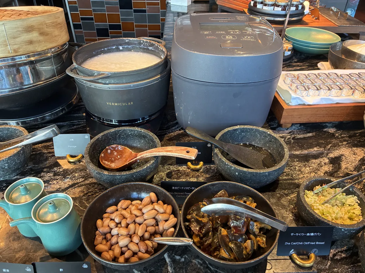 納豆や佃煮など和惣菜が並ぶ朝食ビュッフェの一角