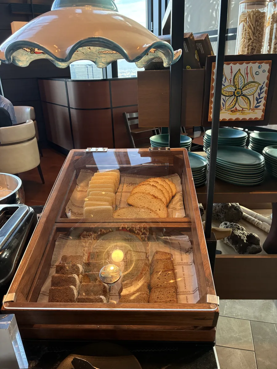 木製ケースに並ぶ朝食のパン