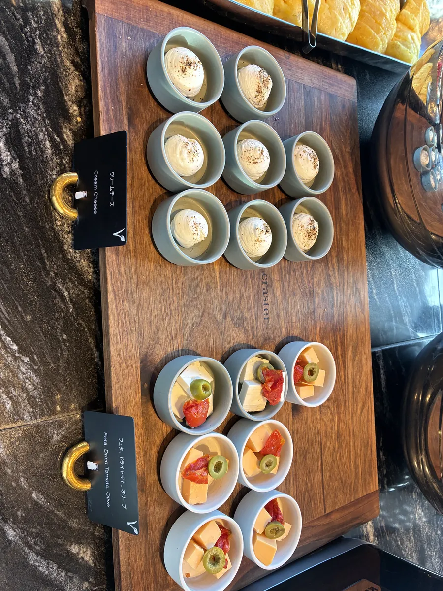 小鉢が整列した朝食ビュッフェの前菜コーナー