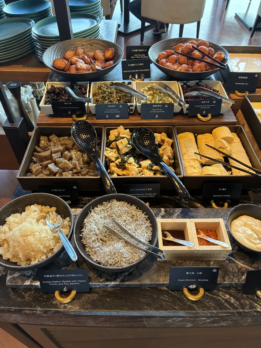 和食のバットが並ぶ朝食ビュッフェ