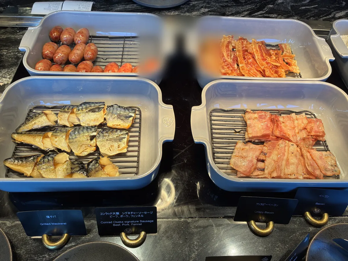 焼き魚とサーモンが並ぶ温菜のバット