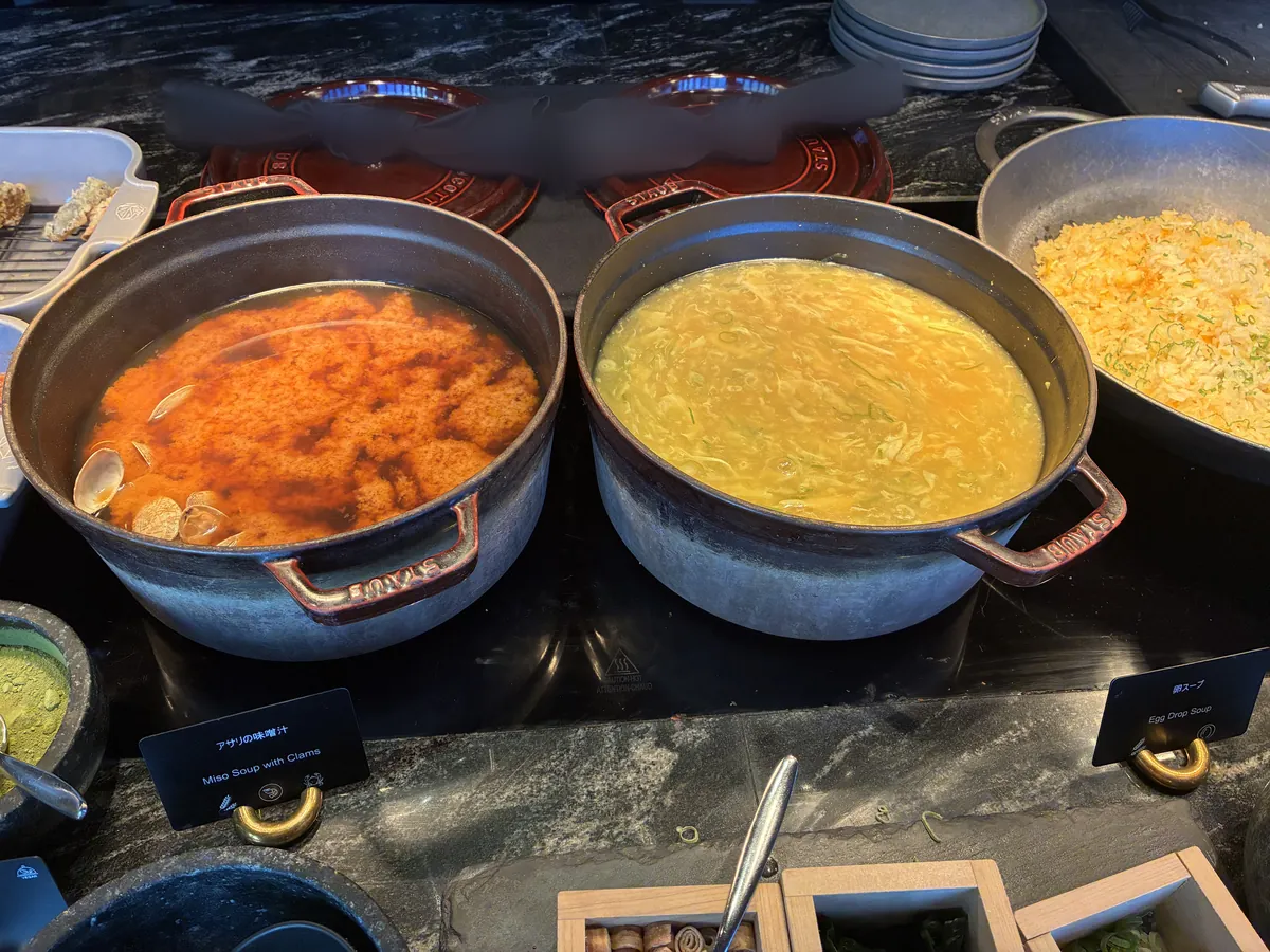 鍋で保温されたカレー系の温菜と炒り卵