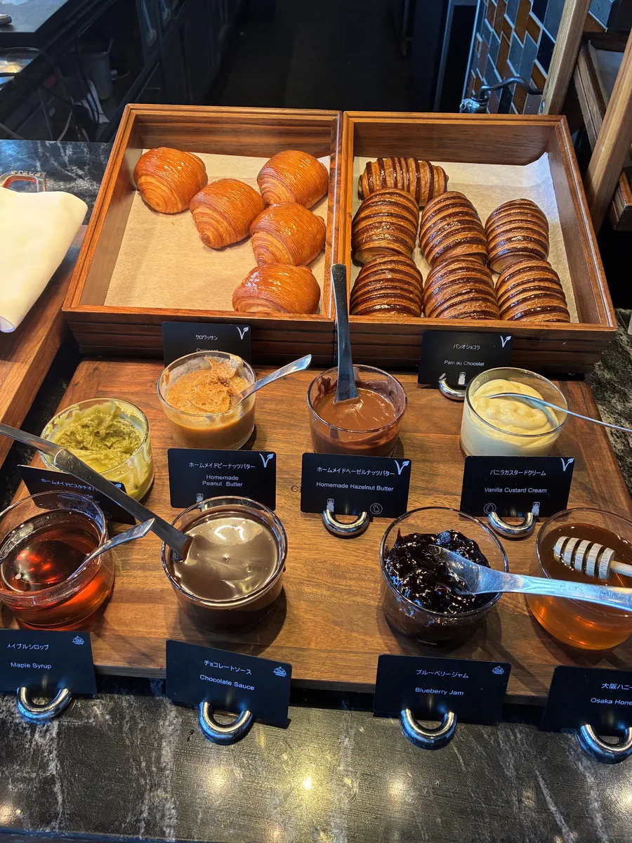 チーズとハム、クラッカーが並ぶコーナー