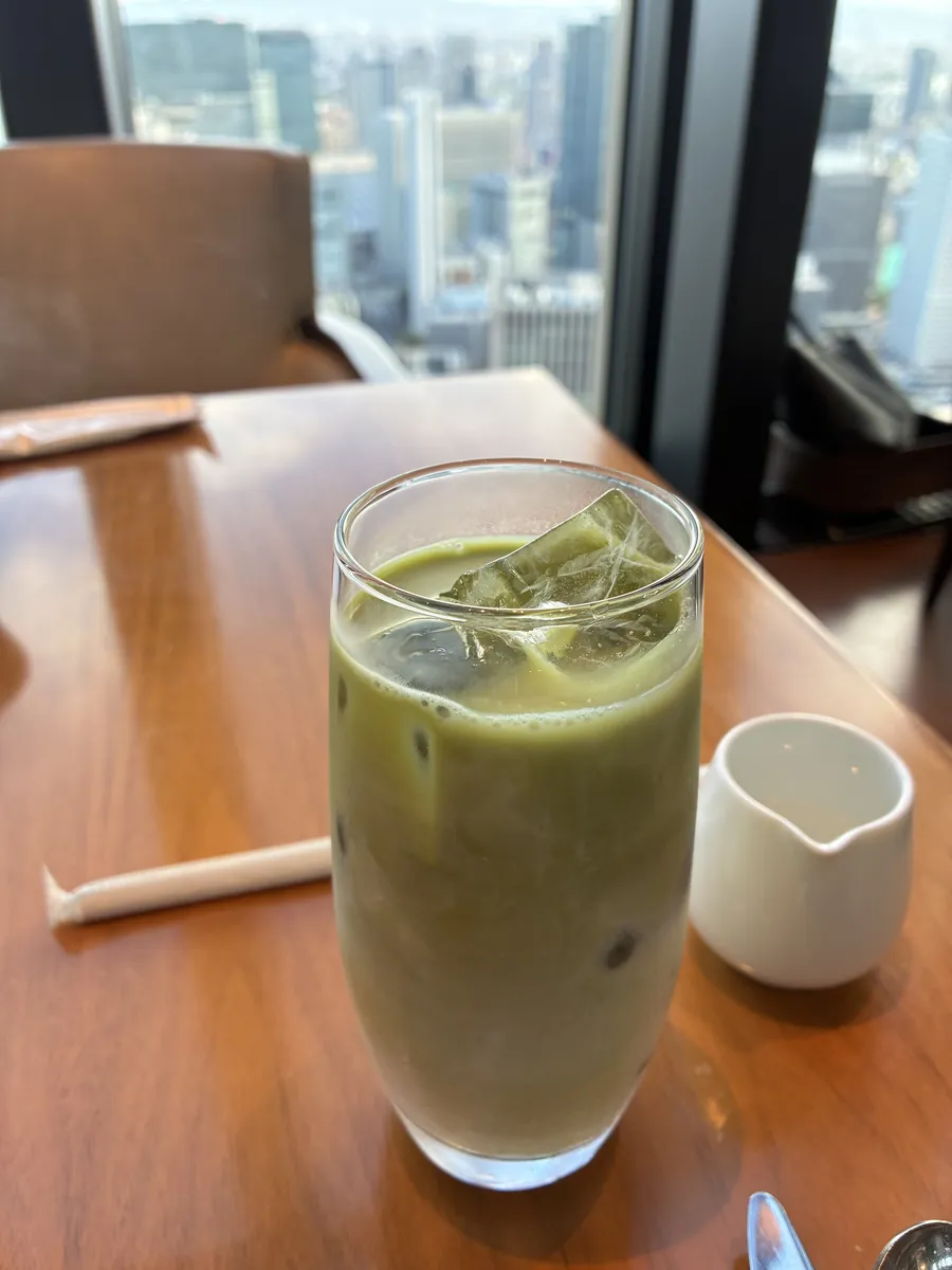 テーブルオーダーで運ばれてきた抹茶ラテ