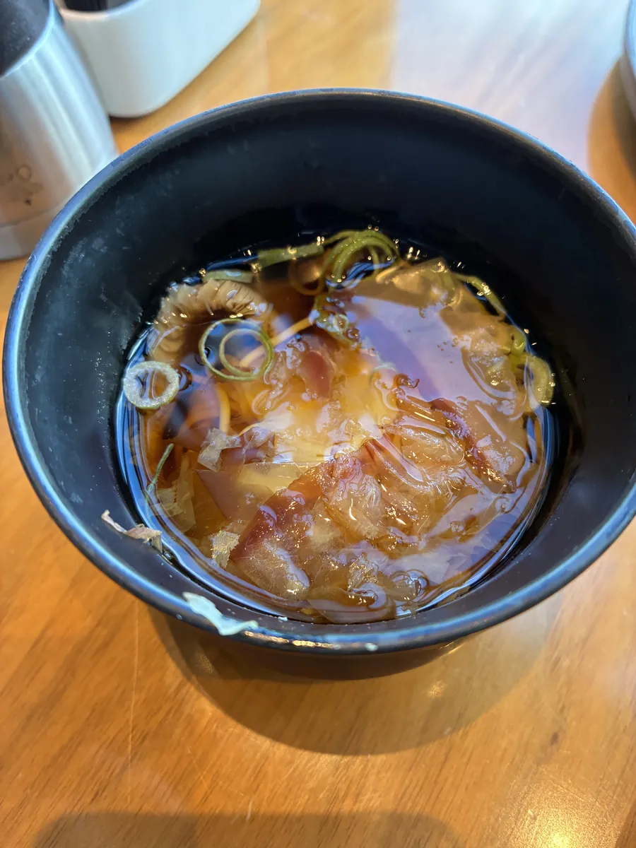 本日のモーニング・ヌードルのそうめん。つゆに鰹節とねぎ