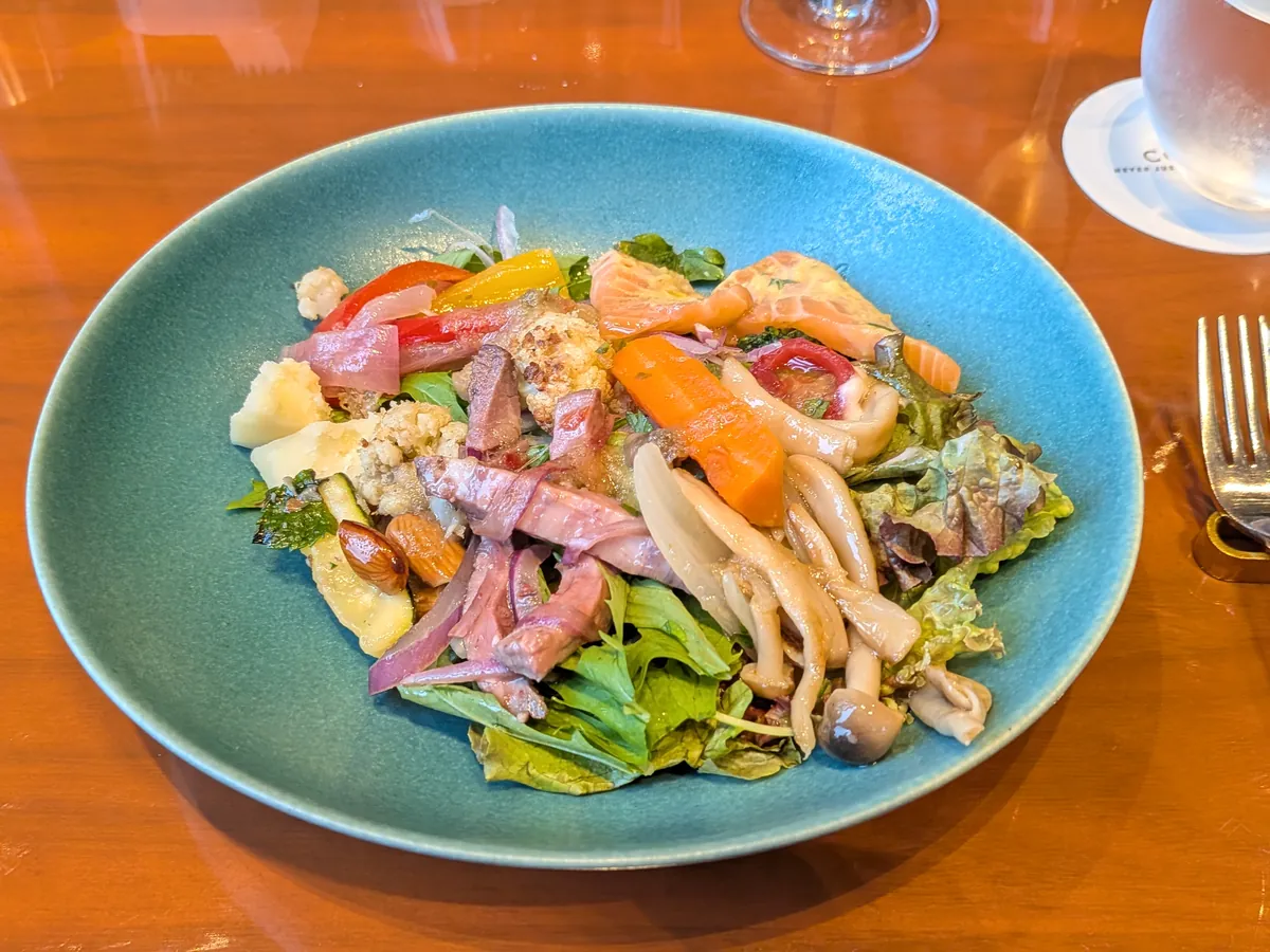 取り皿に盛り合わせた前菜とサラダ