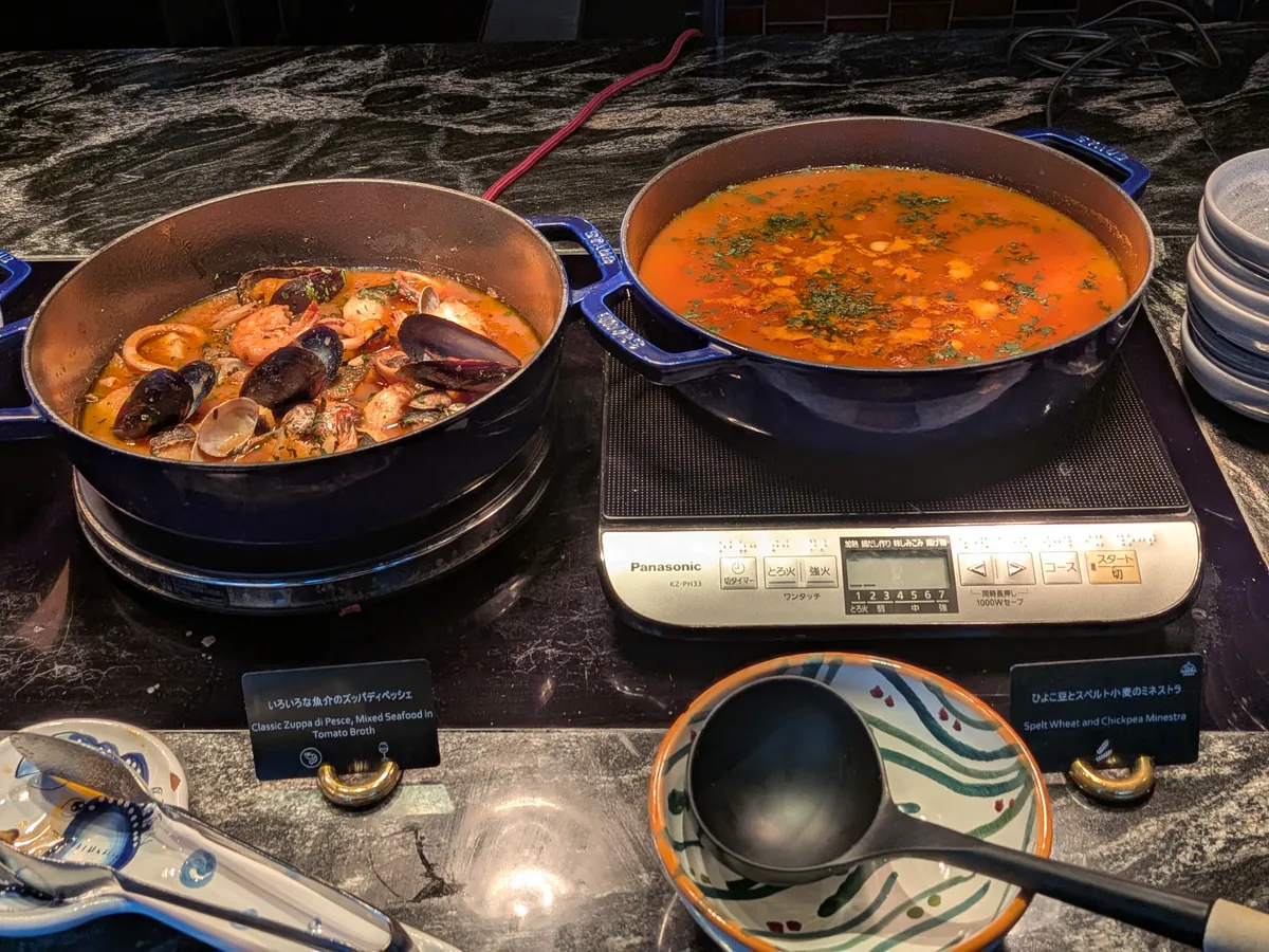 鍋で提供される煮込み料理2種