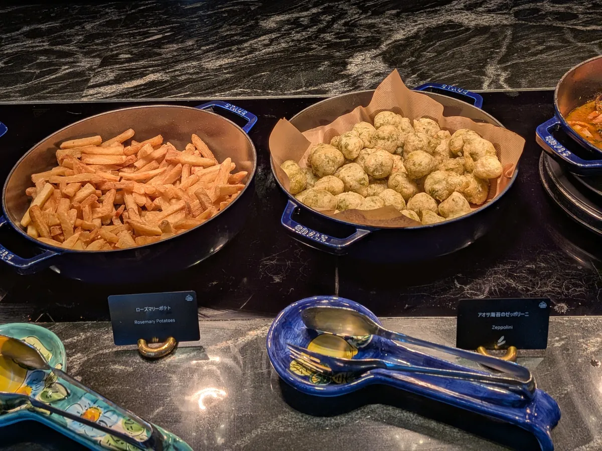 ペンネとニョッキが並ぶパスタコーナー
