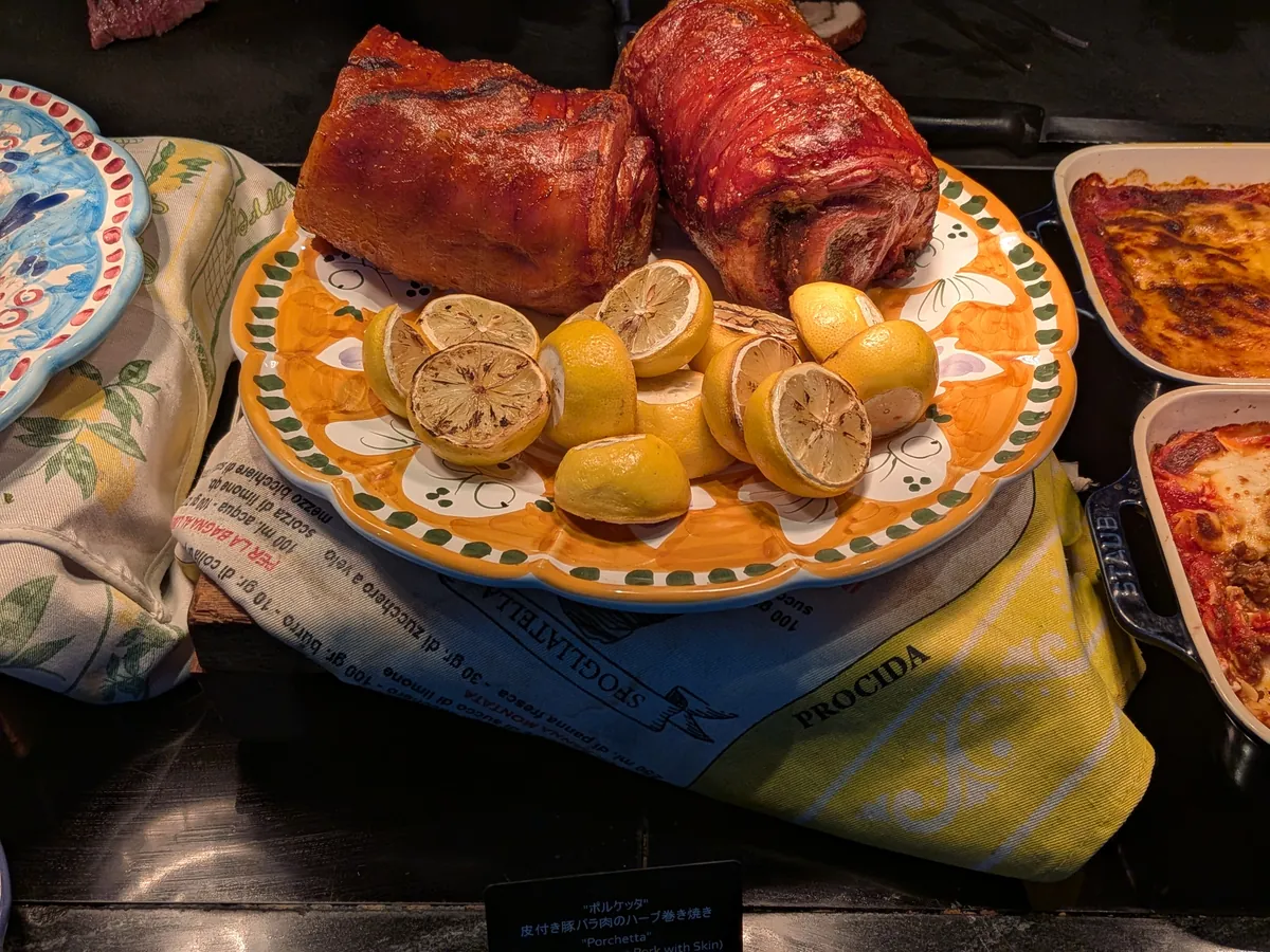 ローストした肉と付け合わせの大皿
