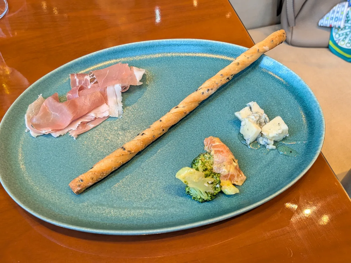 生ハムとグリッシーニ、チーズを盛った皿