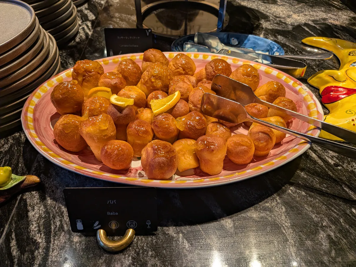 揚げ菓子が盛られた大皿