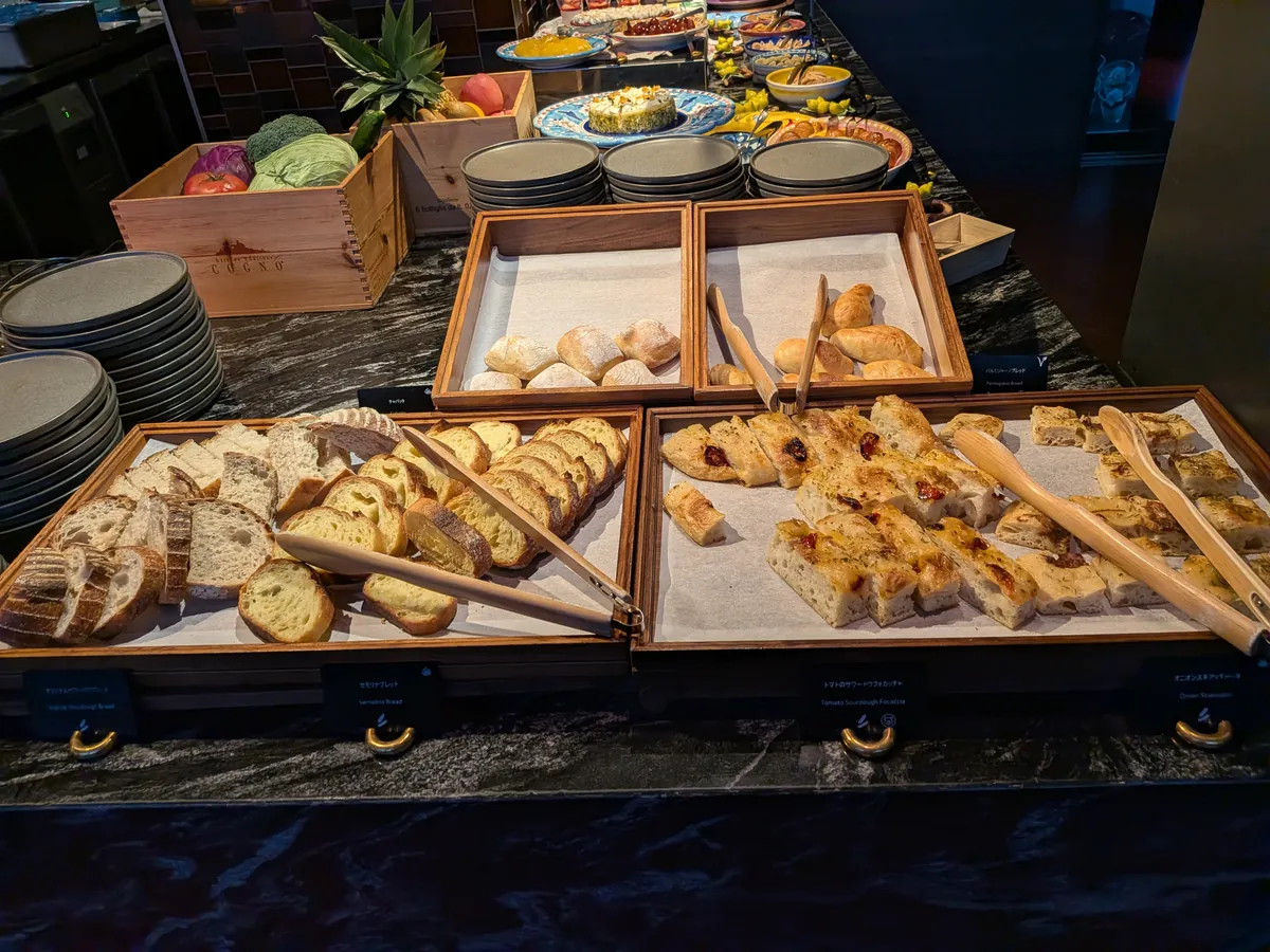 パンとペストリーが並ぶコーナー